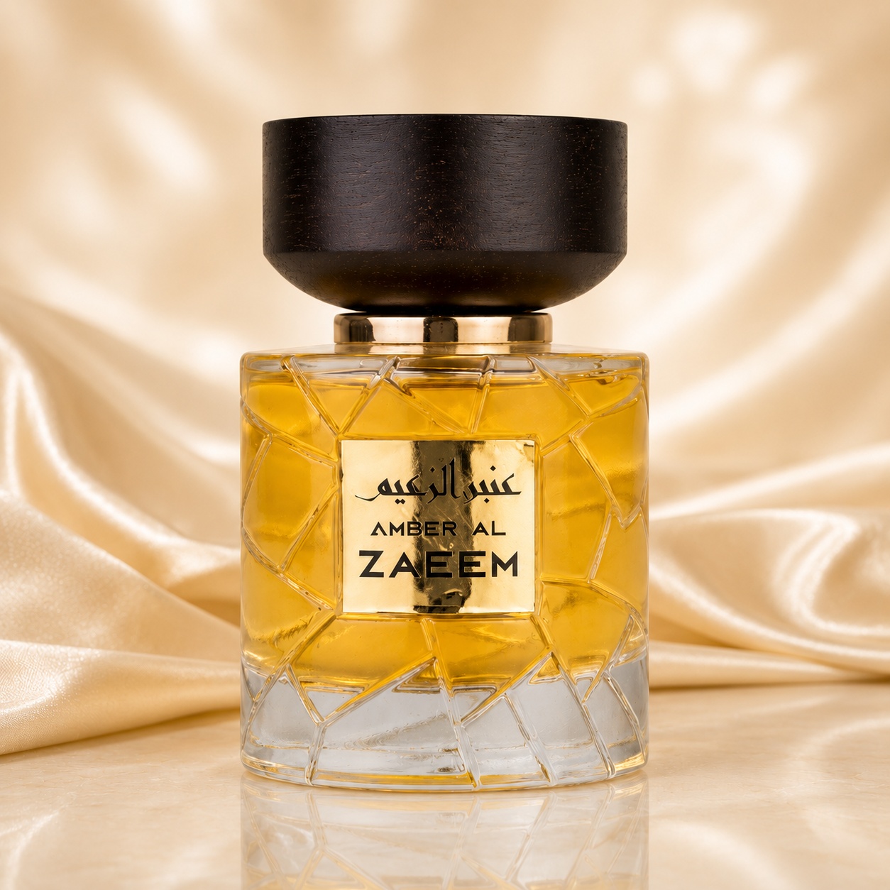 Sticlă parfum Nylaa Amber Al Zaeem 100 ml cu model fațetat, lichid ambrat, capac negru și detalii aurii