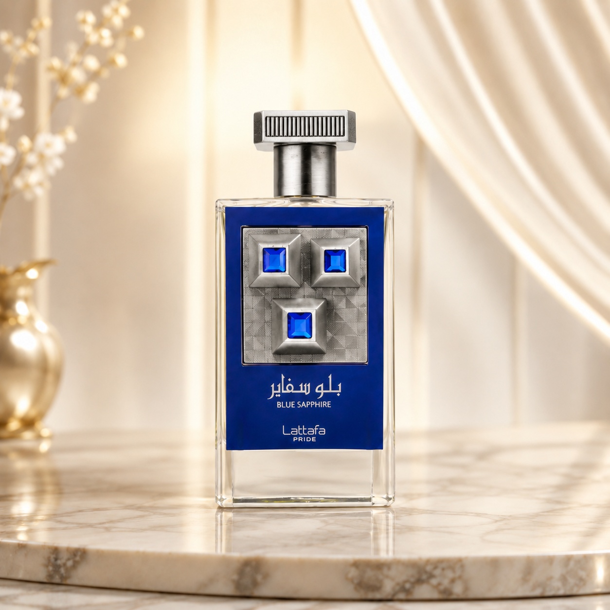 Sticlă parfum Sapphire Blue Lattafa Pride 100 ml cu panou albastru safir, capac metalic și detalii geometrice argintii
