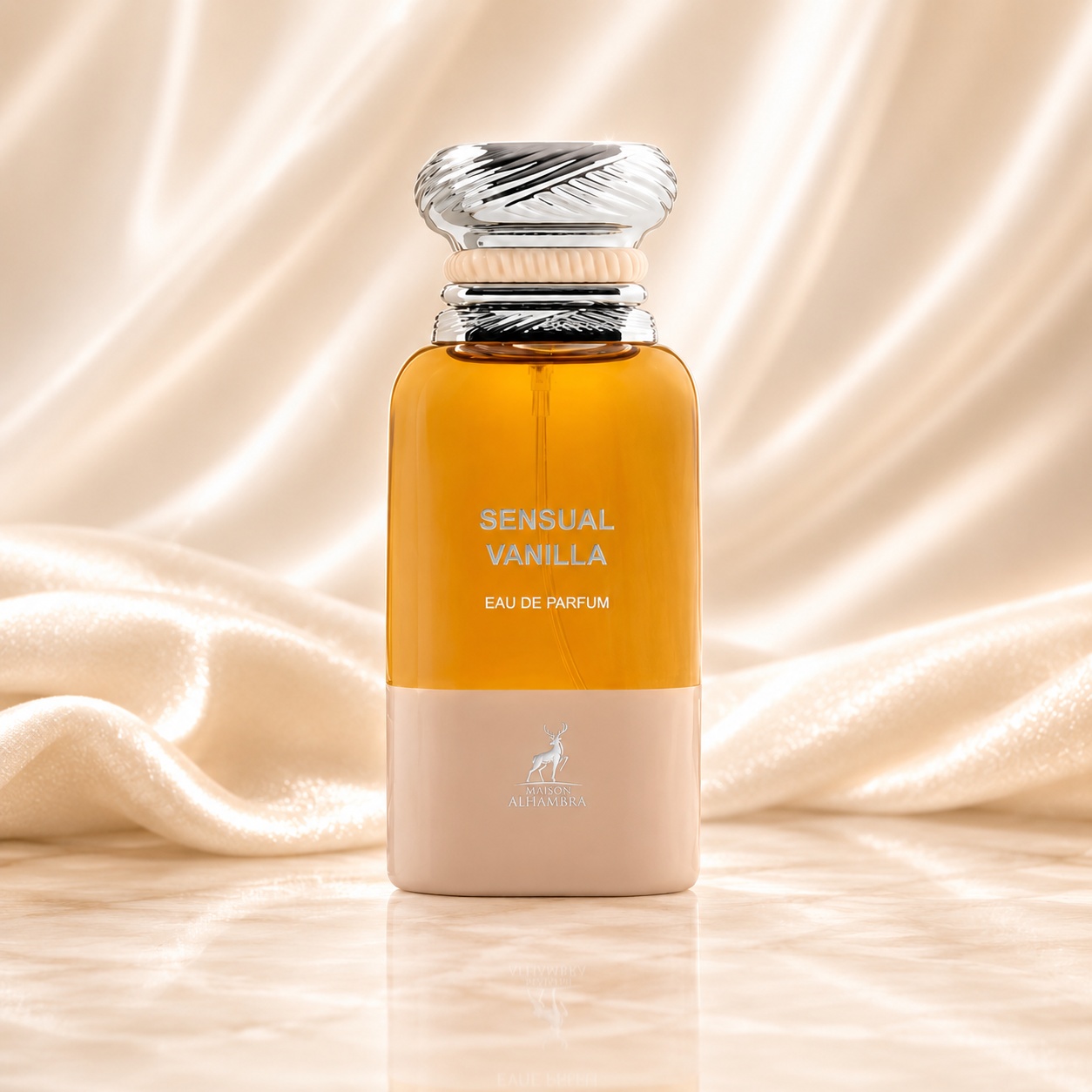 Sticlă parfum Sensual Vanilla Maison Alhambra 80 ml cu lichid auriu, bază crem și capac argintiu sculptural