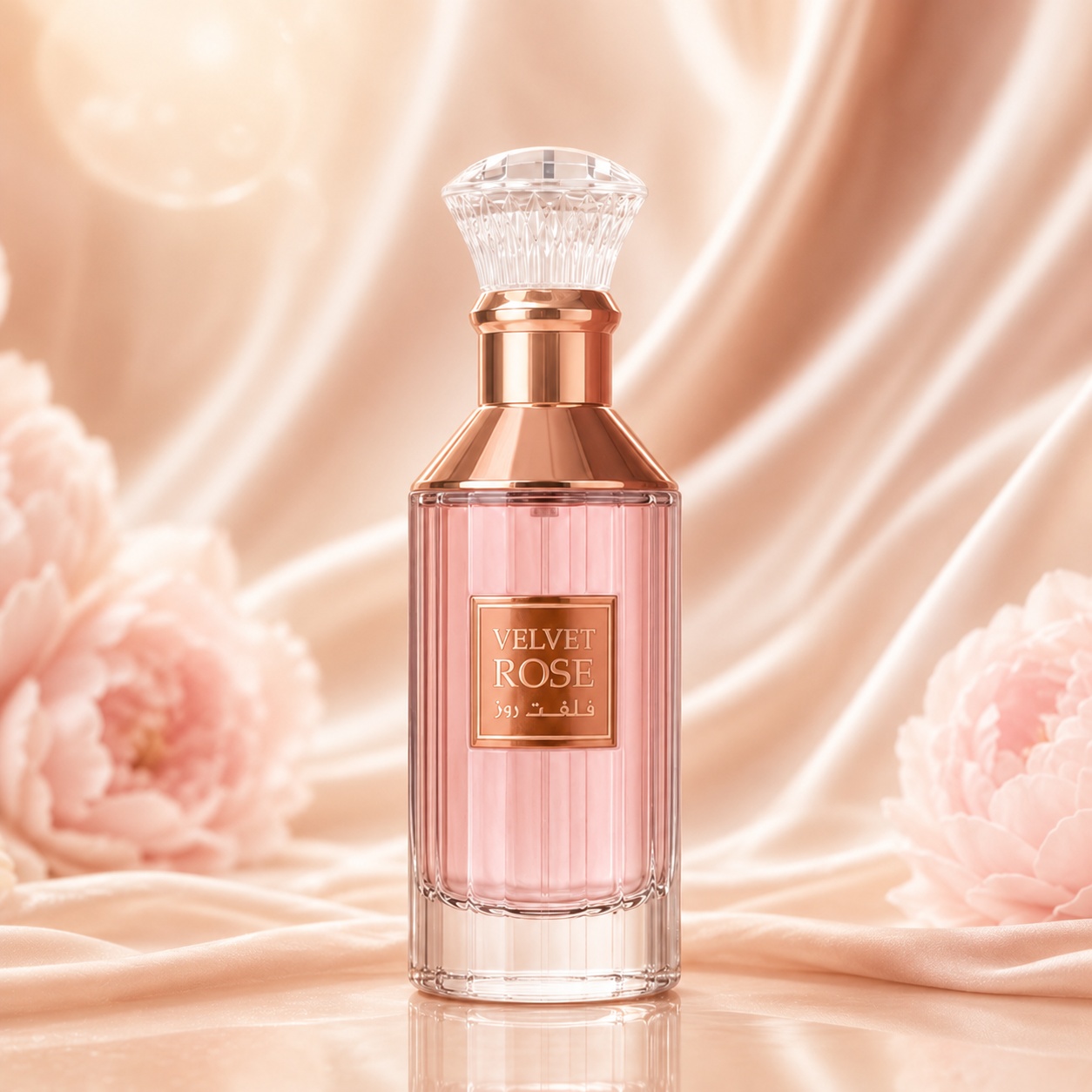 Sticlă parfum Velvet Rose Lattafa 100 ml roz pudrat cu capac cristalin, detalii rose gold și etichetă elegantă