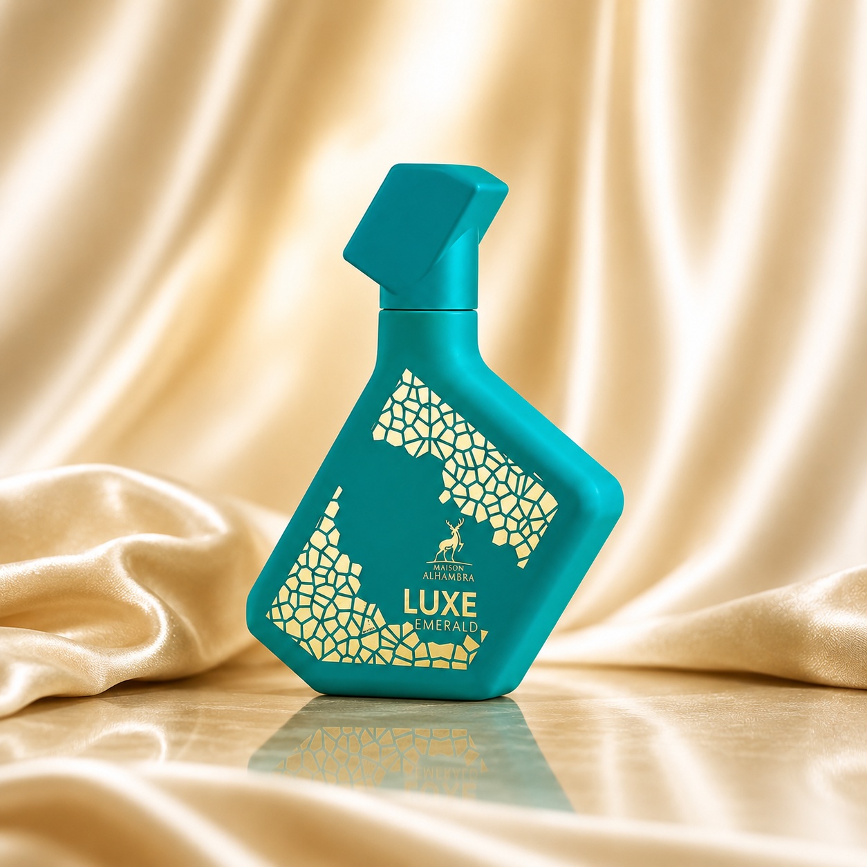 Sticlă parfum Alhambra Luxe Emerald Maison Alhambra 100 ml pe fundal premium auriu
