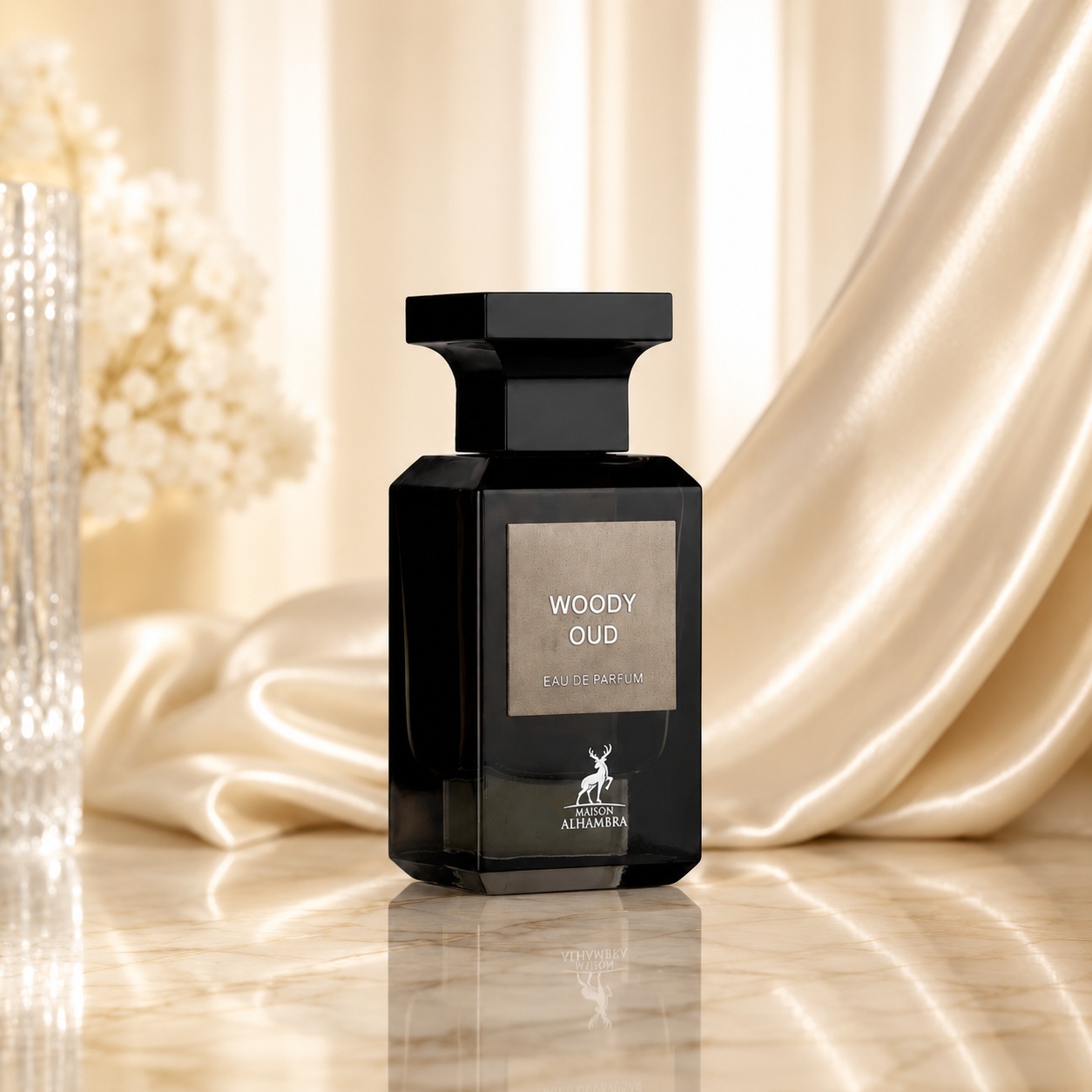 Sticlă parfum Alhambra Woody Oud Maison Alhambra 80 ml pe fundal premium satinat
