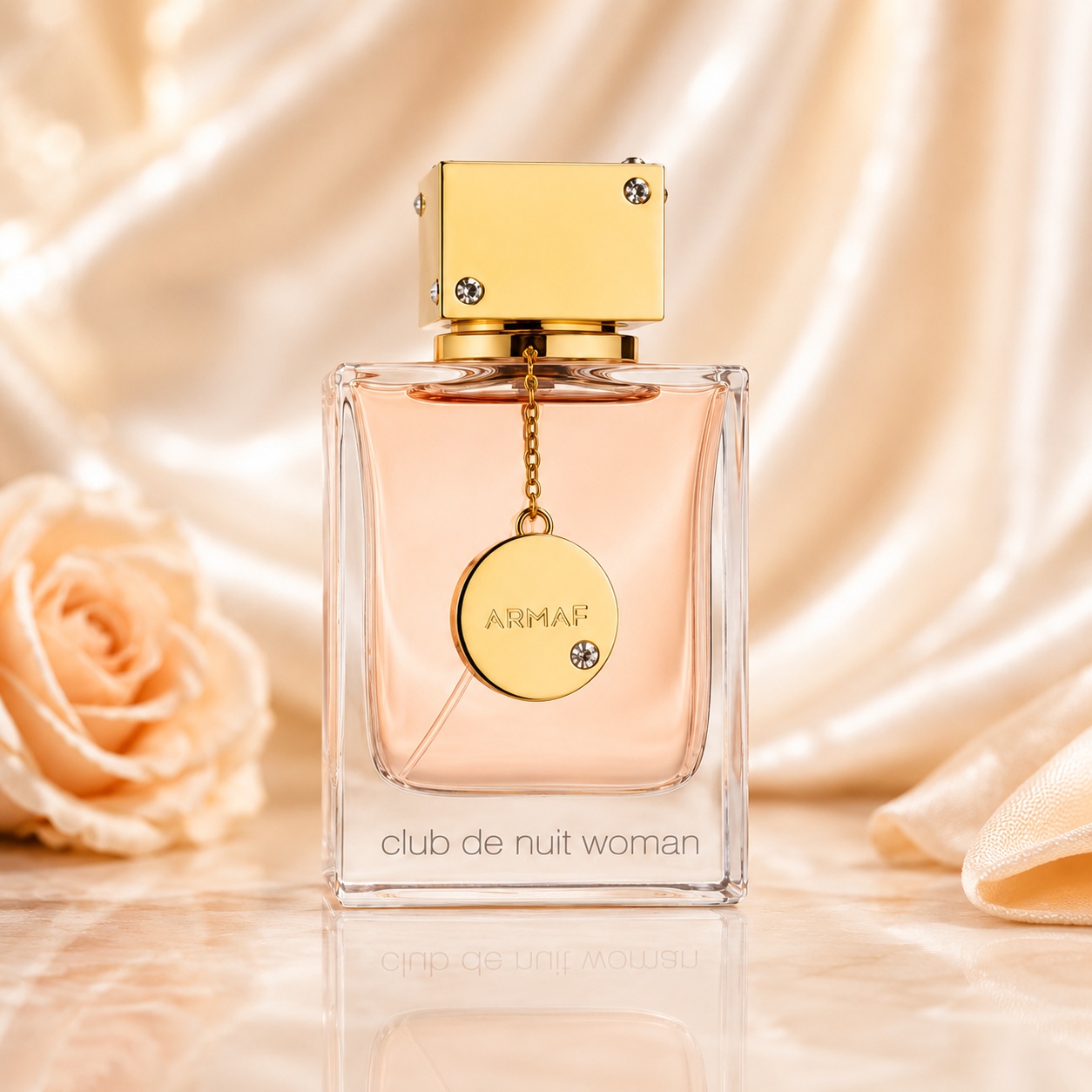 Flacon Armaf Club De Nuit Woman 105 ml transparent cu capac auriu și pandantiv decorativ Armaf