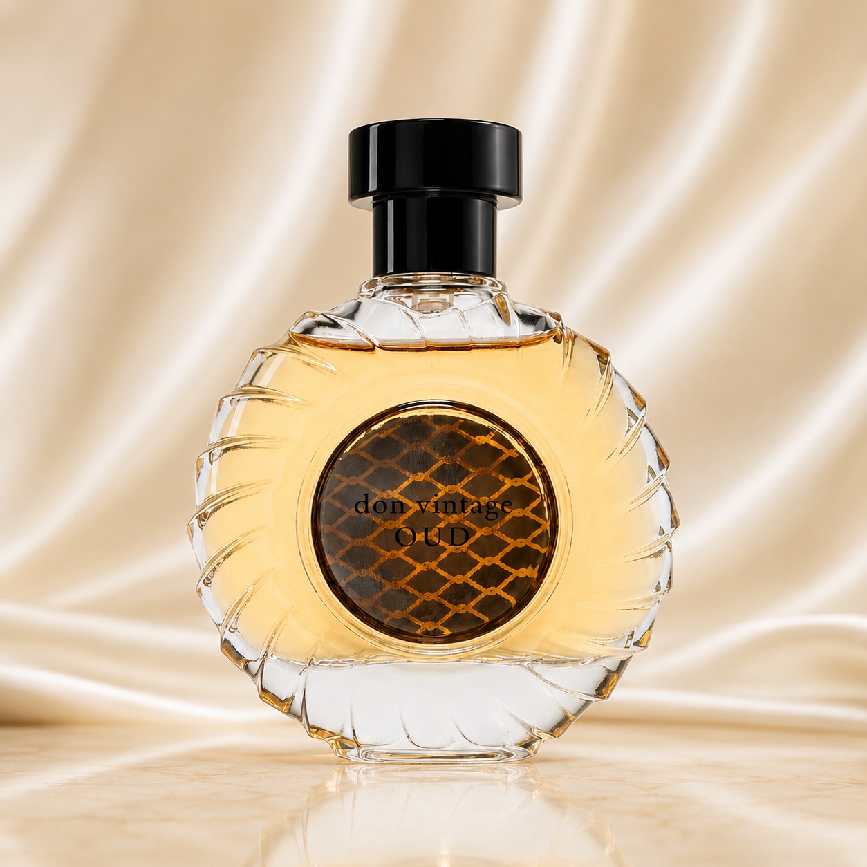 Sticlă parfum Don Vintage Oud 100 ml pe fundal satinat crem auriu premium