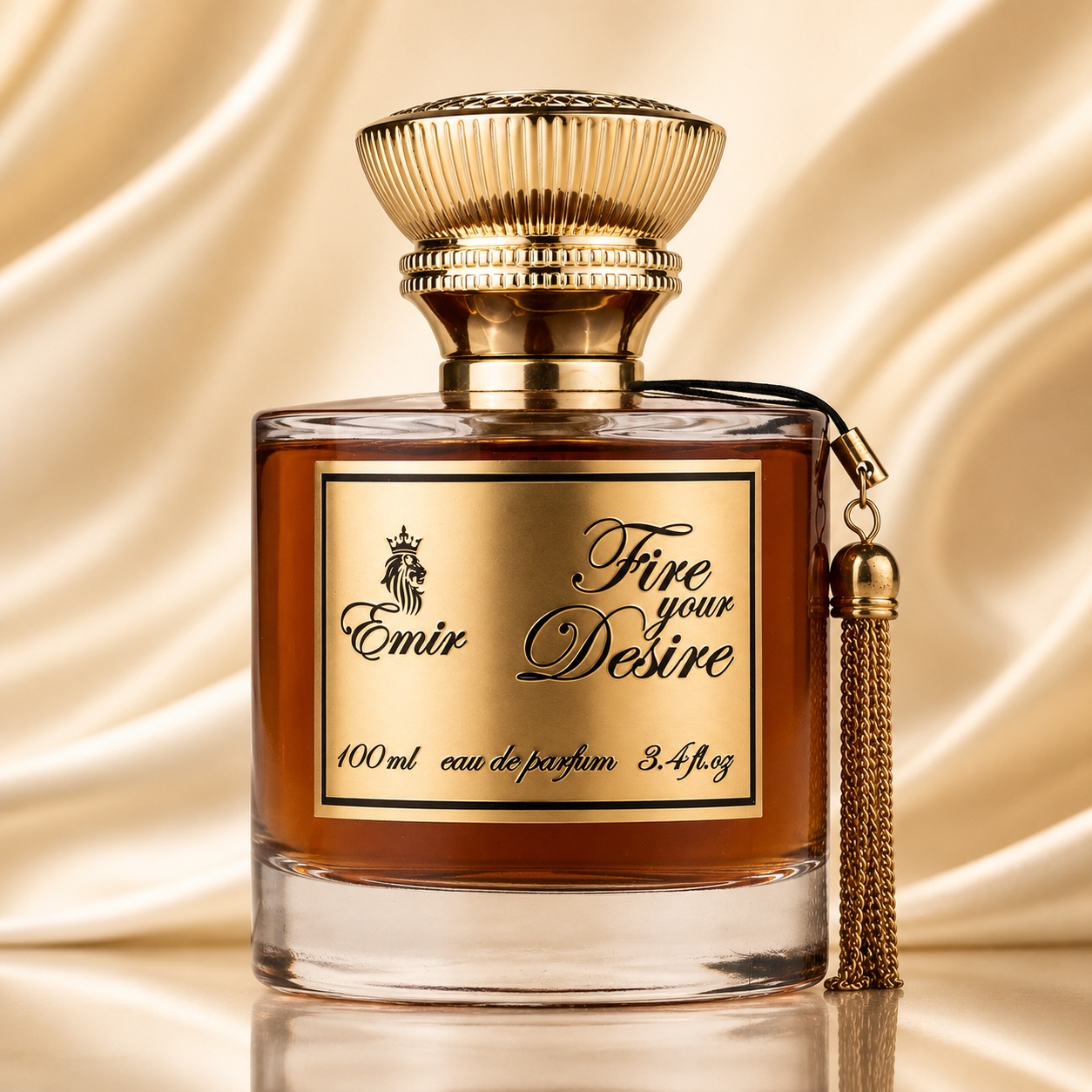Flacon Fire Your Desire Emir 100 ml cu lichid ambrat, etichetă aurie, capac sculptural auriu și ciucure decorativ