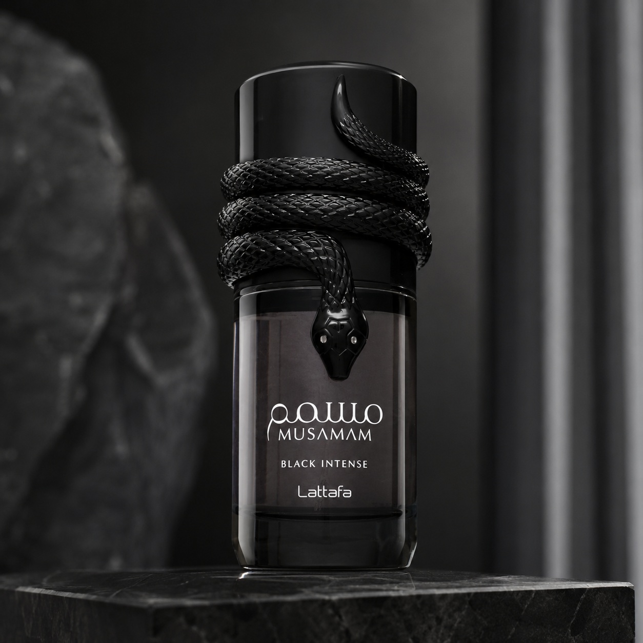 Sticlă parfum Lattafa Musamam Black Intense 100 ml cu design negru și capac decorativ