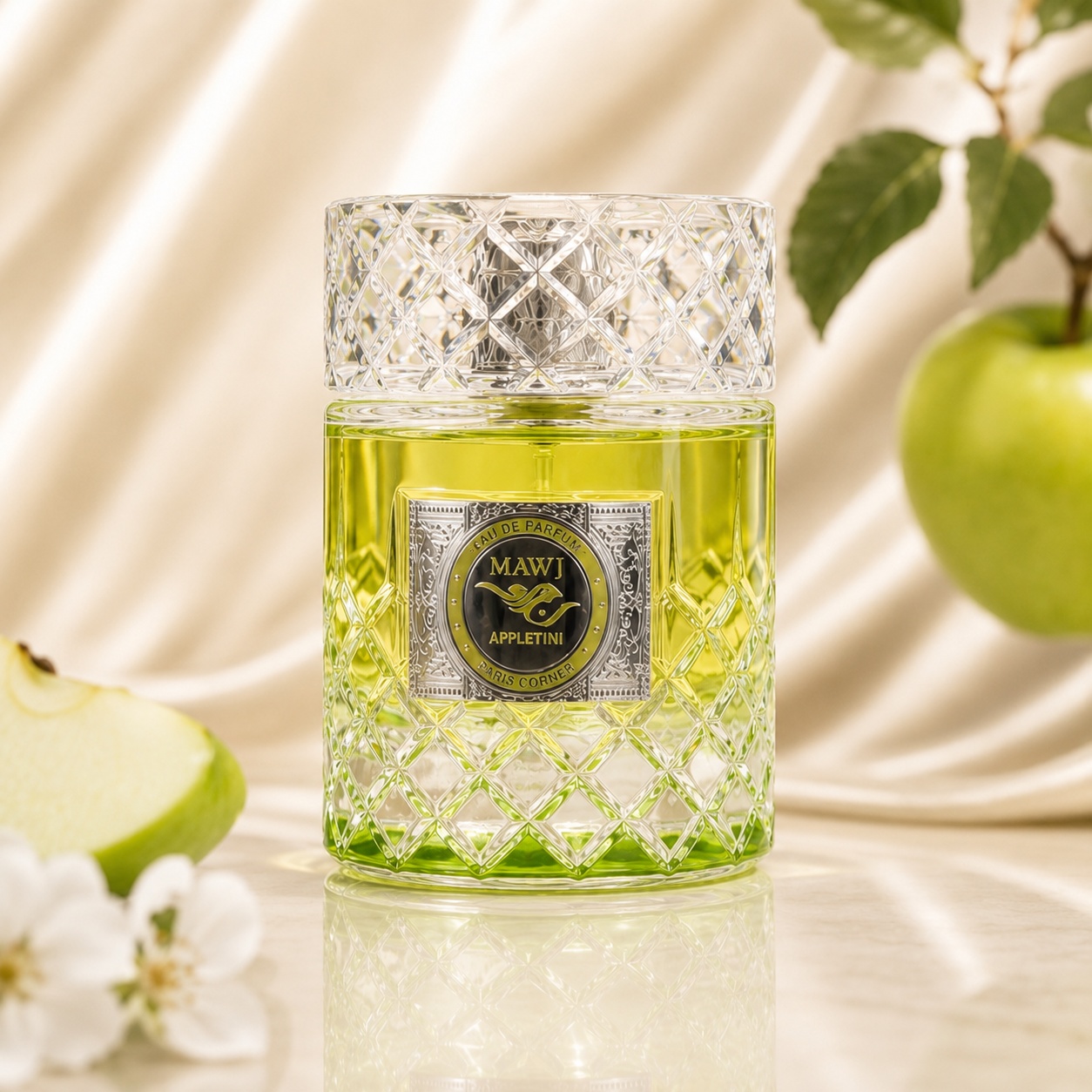 Sticlă parfum Mawj Appletini Paris Corner 100 ml cu lichid verde și capac cristalin