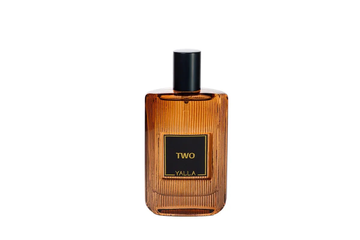 Flacon Two Yalla parfum unisex 50 ml cu lichid ambrat și vaporizator negru