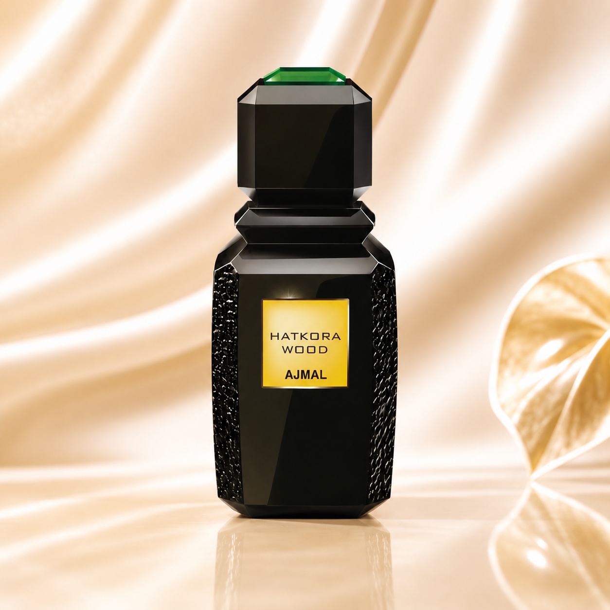 Flacon Ajmal Hatkora Wood 100 ml negru sculptural, cu detalii texturate și capac verde smarald