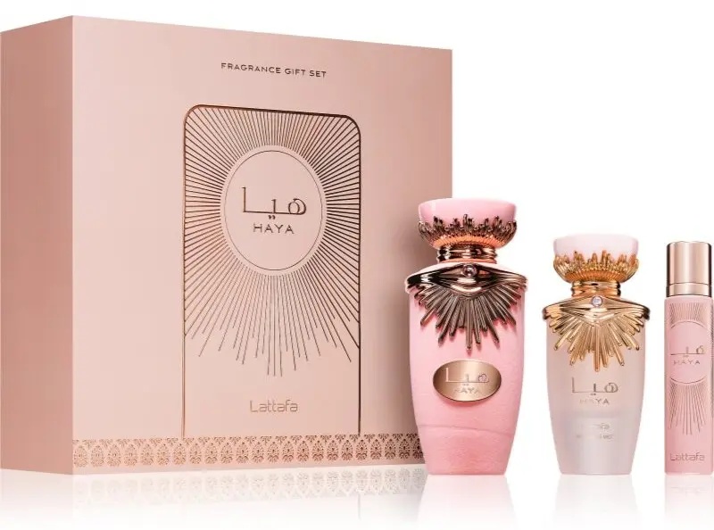 Lattafa Haya Gift Set pe fundal alb cu parfum Hair Mist și a treia piesă din set