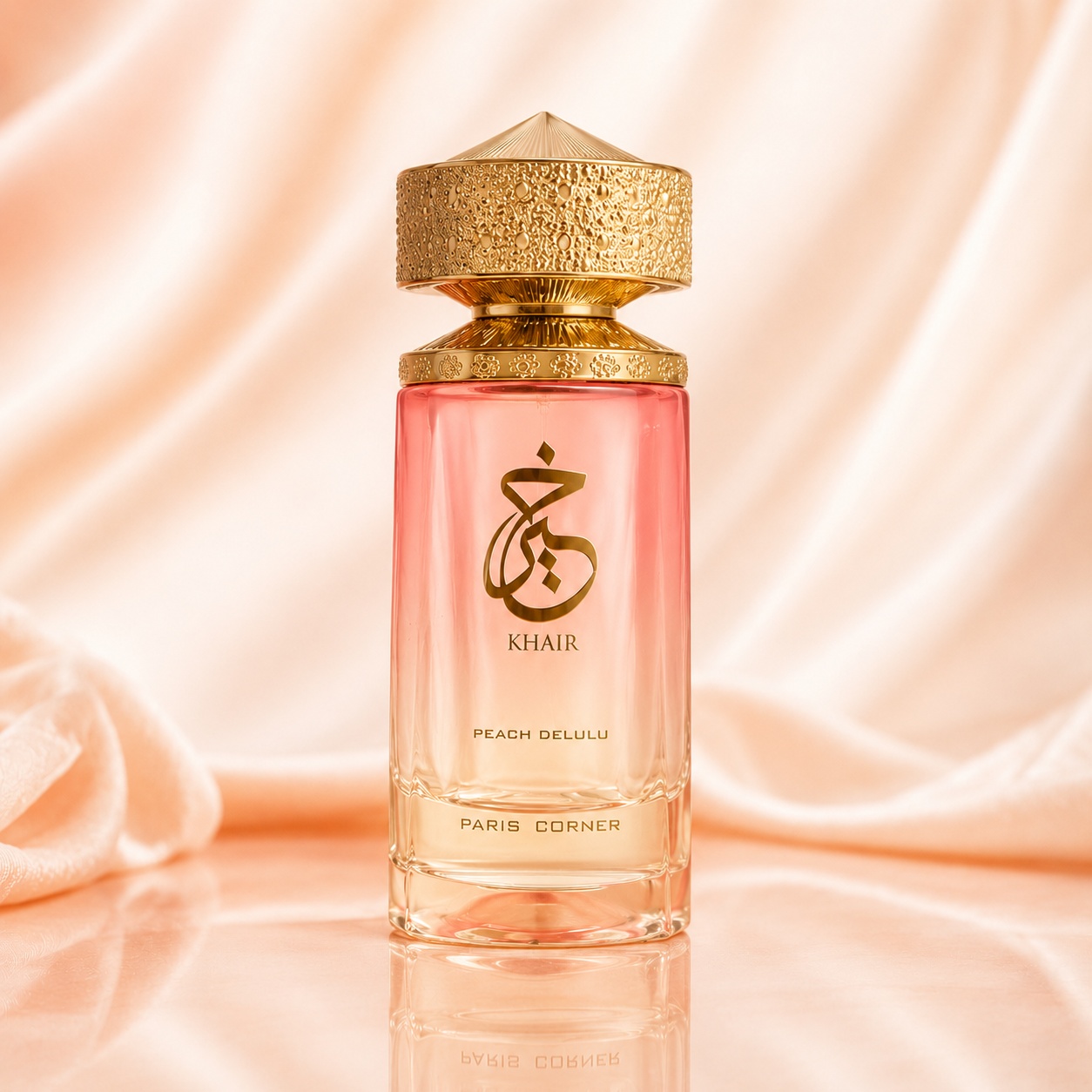 Parfum Arăbesc Khair Peach Delulu Paris Corner 100 ml cu flacon roz piersică, capac auriu sculptural și fundal satinat elegant