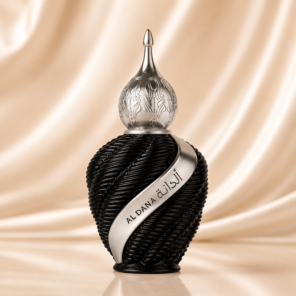 Sticlă parfum Niche Emarati Al Dana, design negru argintiu cu aspect sofisticat