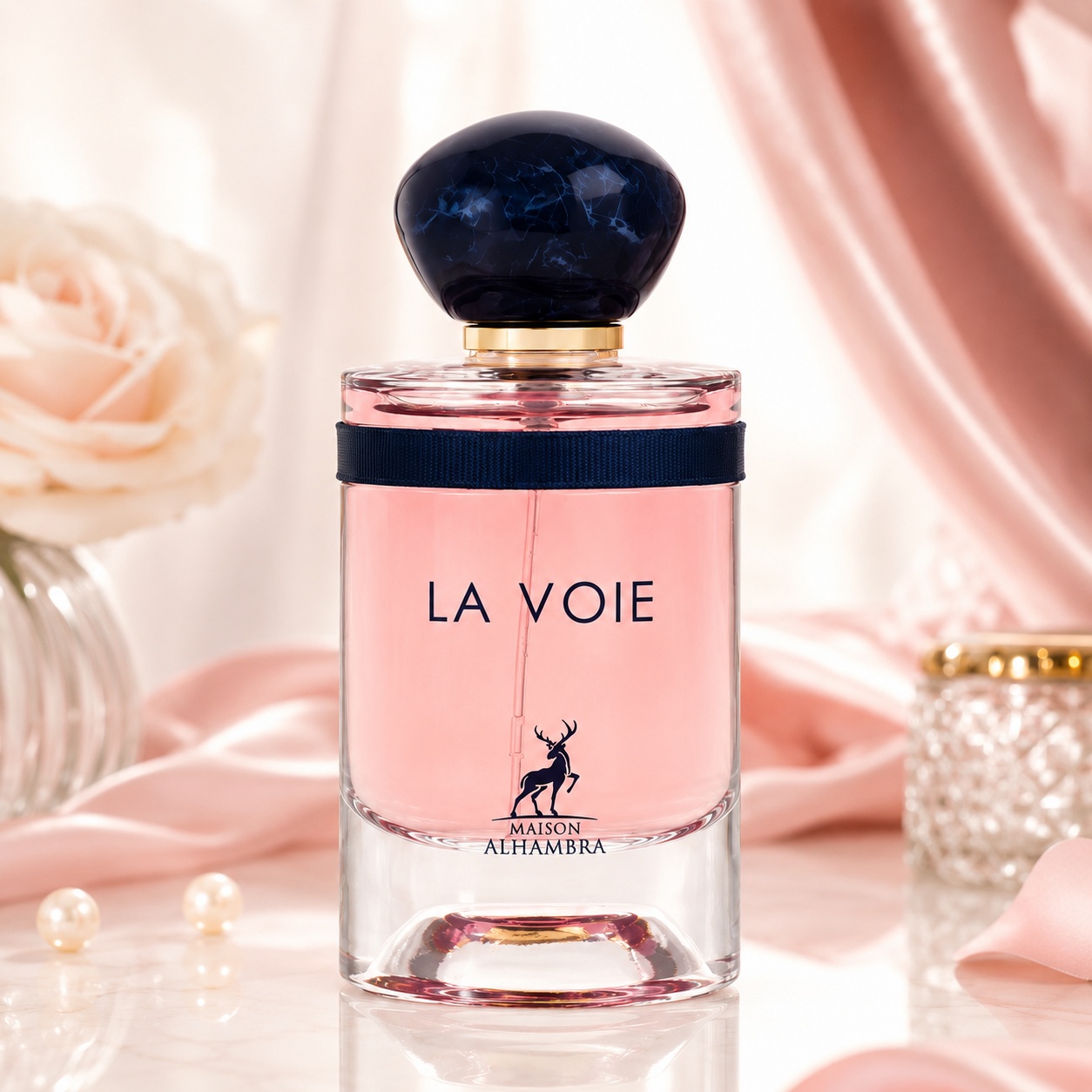 Sticlă parfum La Voie Maison Alhambra cu lichid roz capac bleumarin și detalii aurii elegante