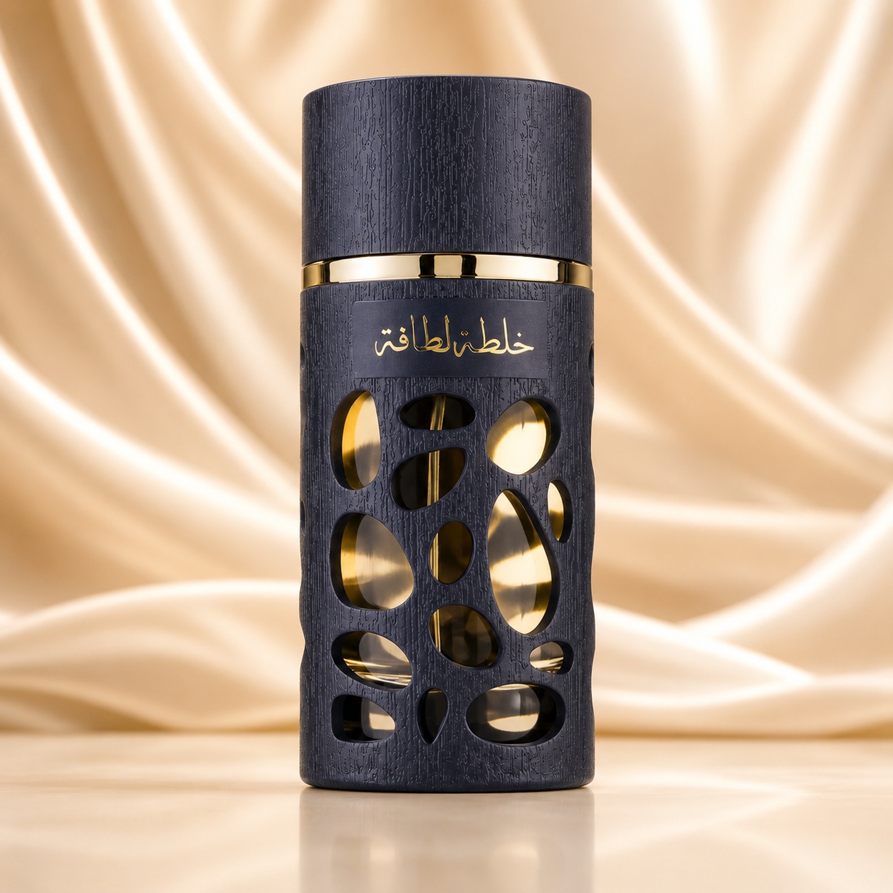 Sticlă parfum Lattafa Khalta 100 ml bleumarin texturată cu detalii aurii și decupaje organice