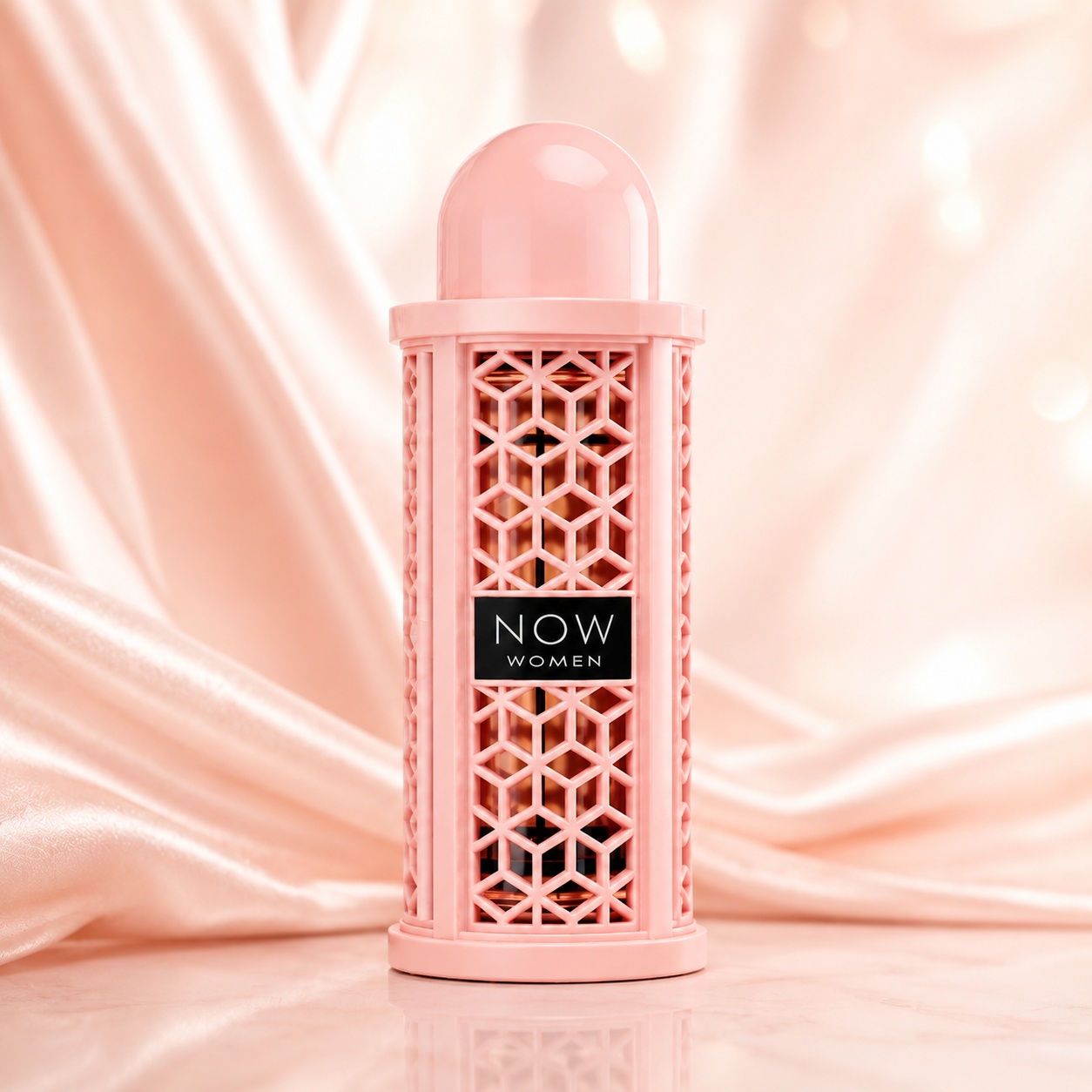 Sticlă parfum Lattafa Now Women 100 ml roz pudrat cu design geometric și etichetă neagră elegantă