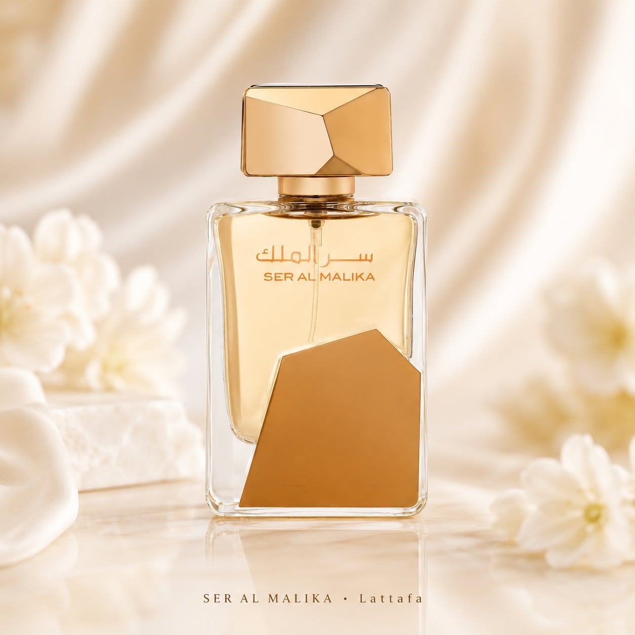 Flacon Lattafa Ser Al Malika 100 ml parfum unisex transparent cu lichid auriu, capac geometric și detalii elegante