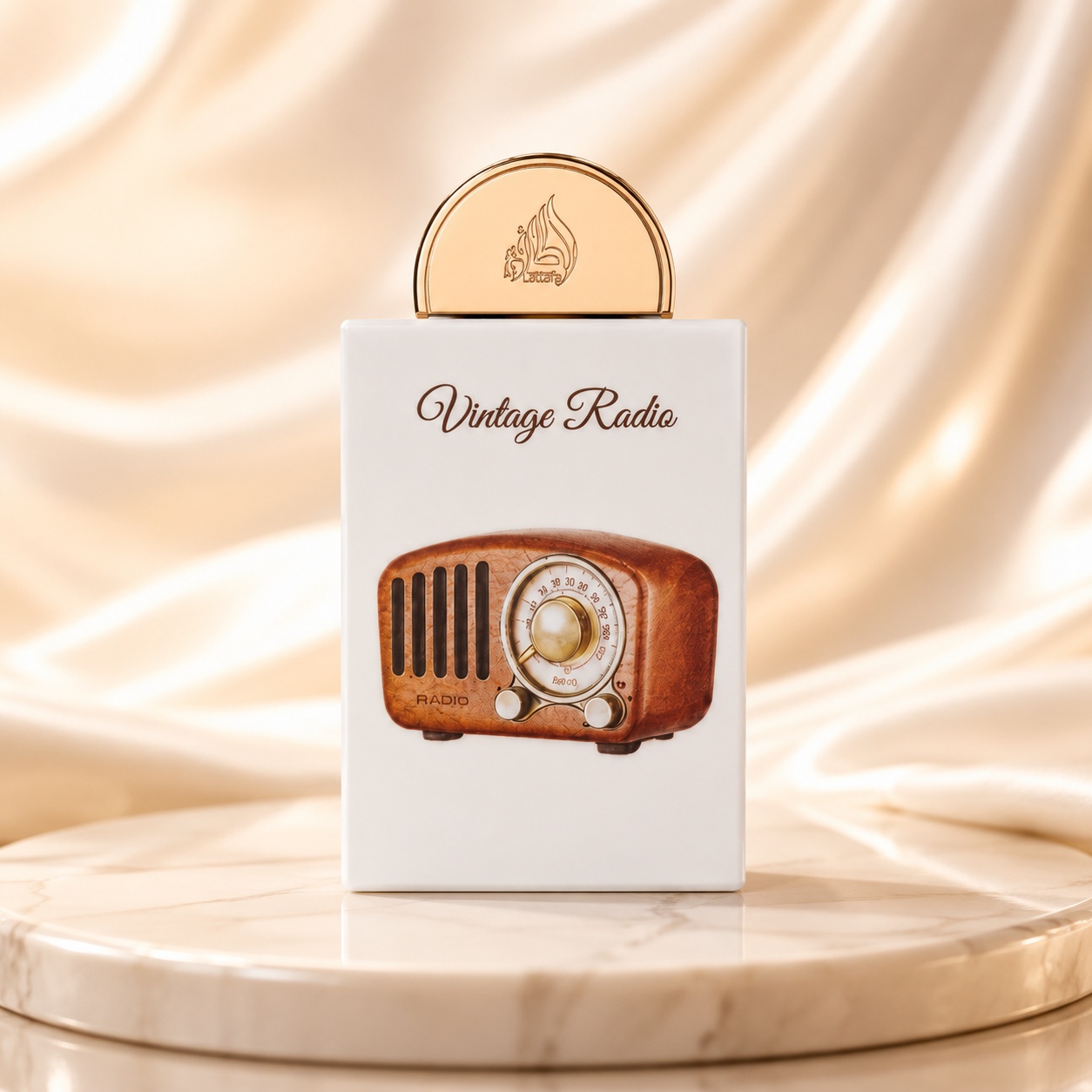 Sticlă parfum Vintage Radio Lattafa Pride 100 ml crem, cu ilustrație radio vintage din lemn și capac cupru auriu