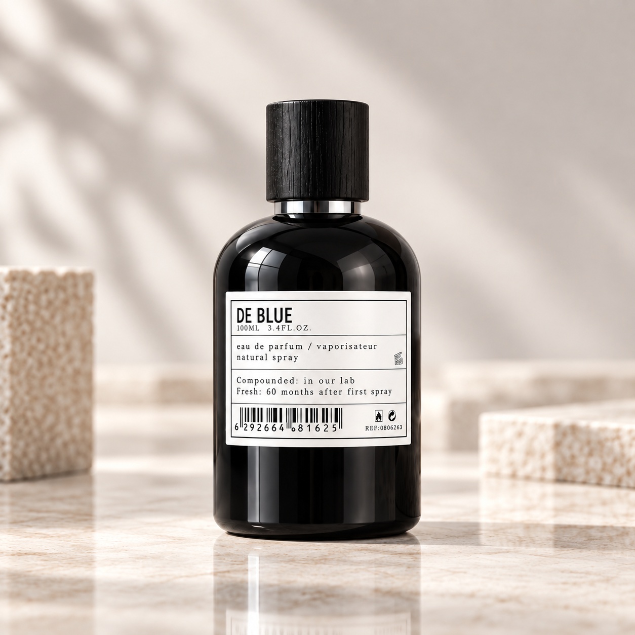 Flacon De Blue ARO-FAC parfum bărbătesc 100 ml cu lichid închis la culoare etichetă albă și capac negru