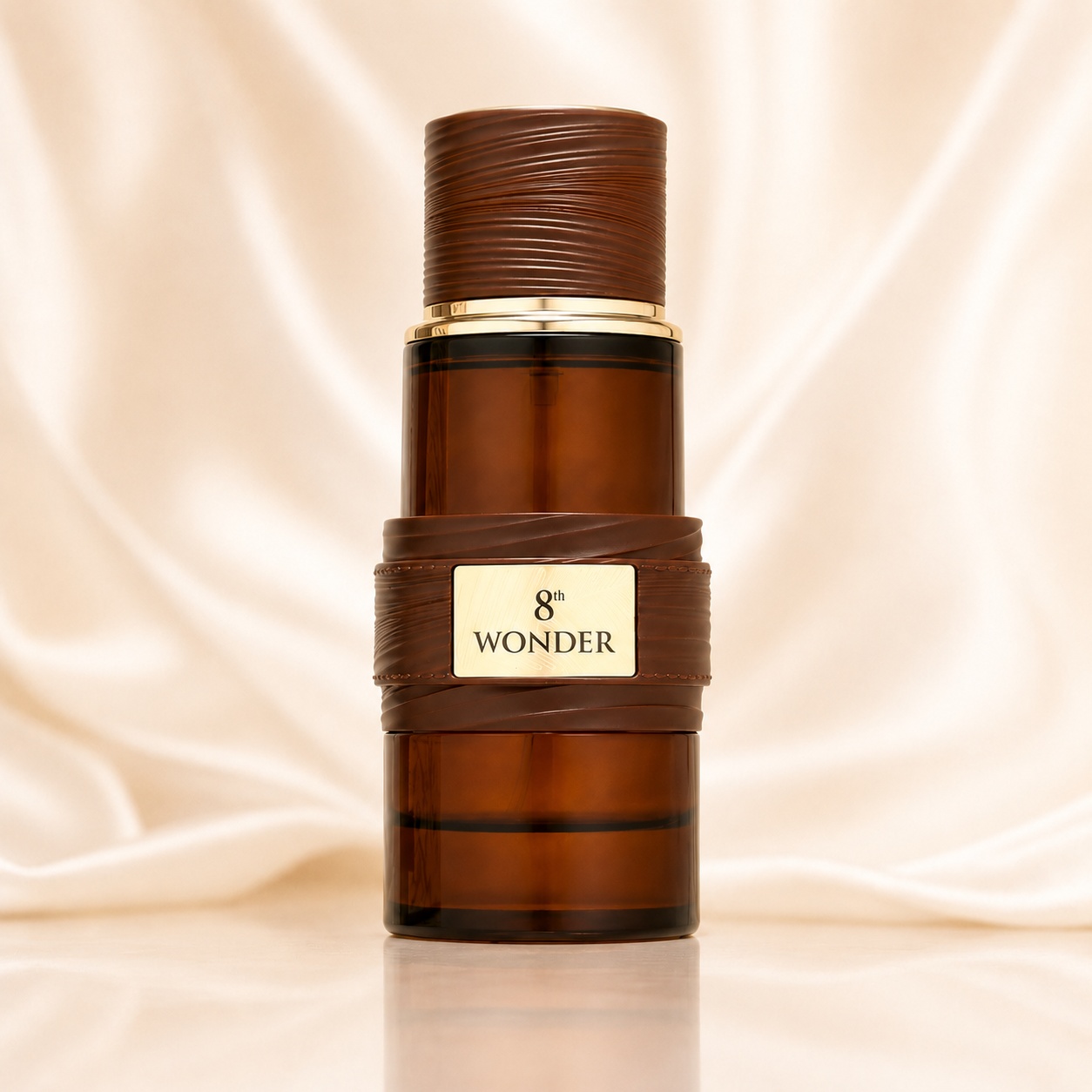 Sticlă parfum 8th Wonder French Avenue 100 ml pe fundal satinat crem premium