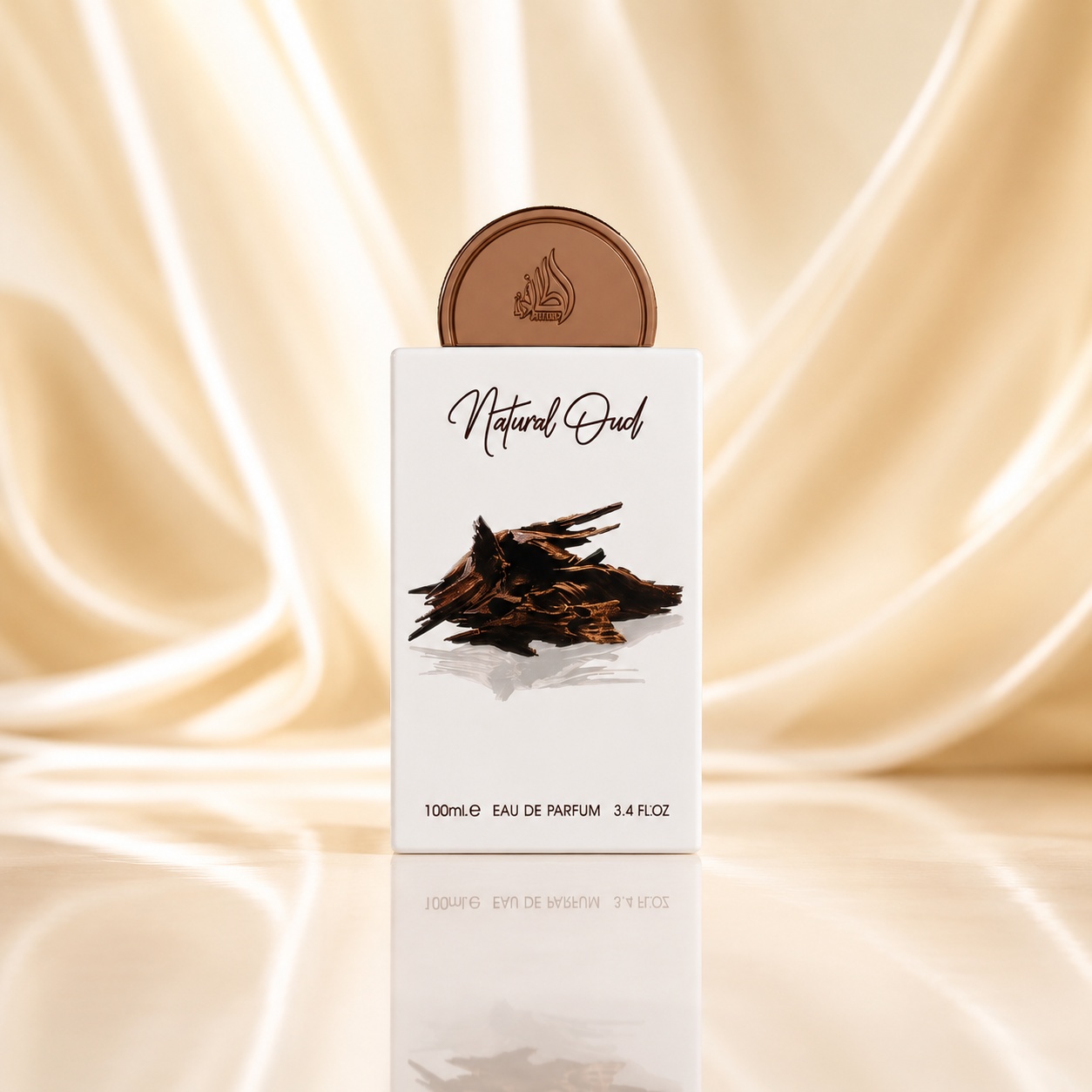Flacon Lattafa Natural Oud 100 ml parfum bărbătesc alb cu detaliu lemn de oud și capac bronz