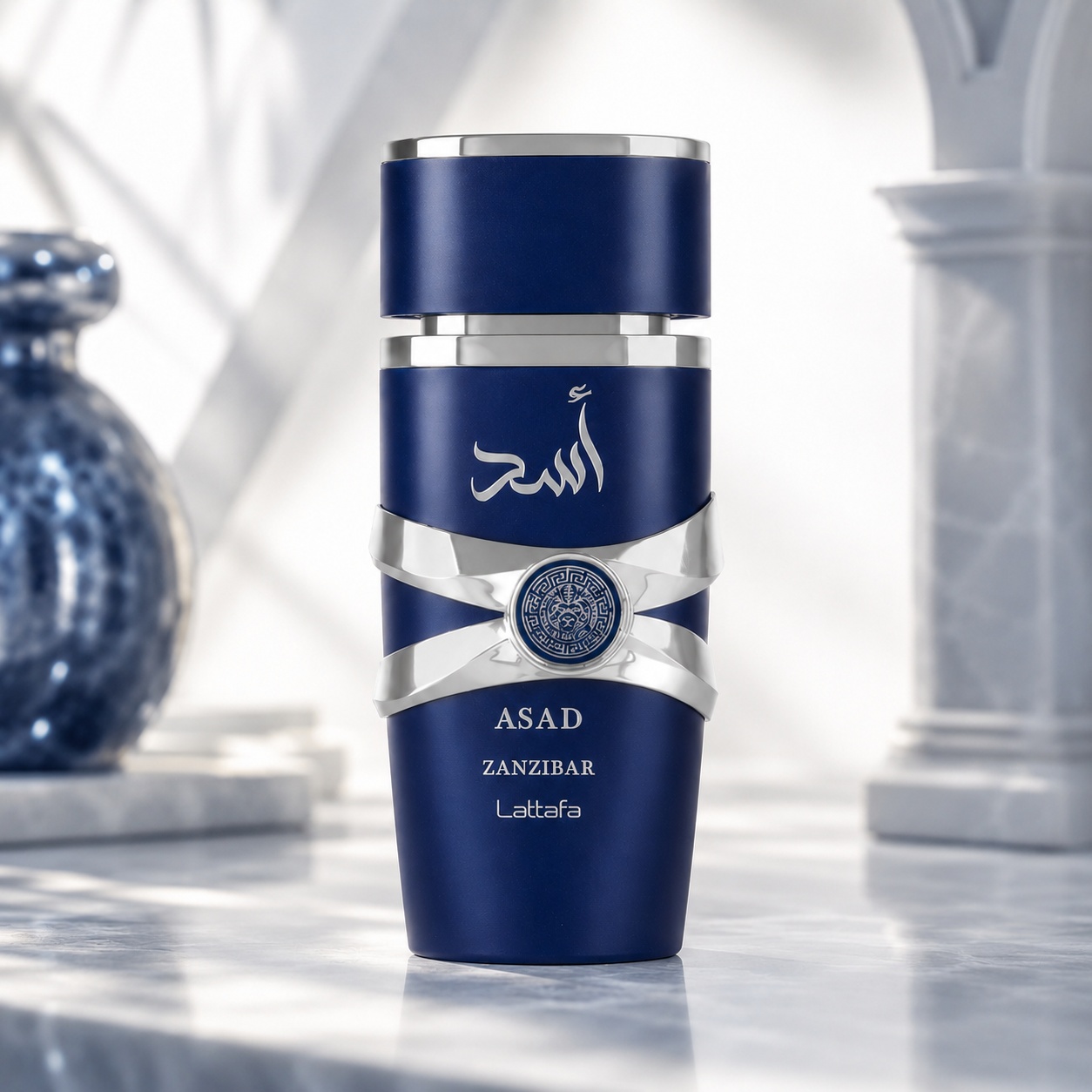 Sticlă parfum Asad Zanzibar Lattafa 100 ml pe fundal luminos premium, cu design albastru și accente argintii