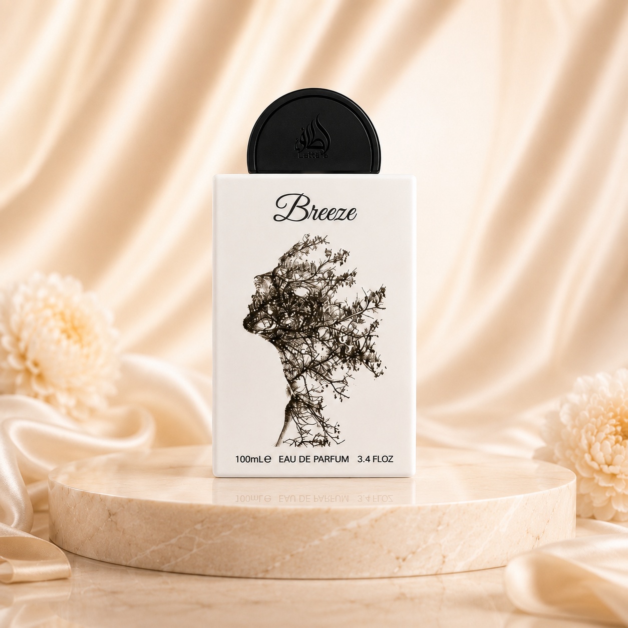 Sticlă parfum Breeze Lattafa Pride 100 ml albă cu capac negru pe fundal satinat premium