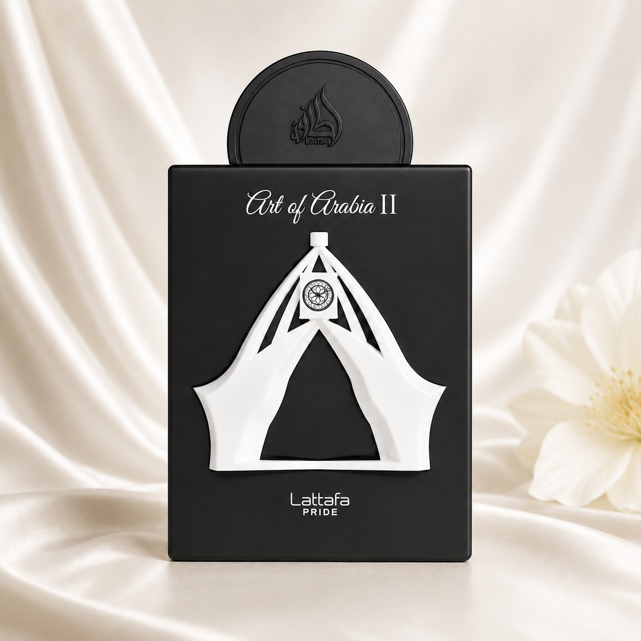 Sticlă parfum Lattafa Pride Art Of Arabia II 100 ml neagră cu emblemă albă sculpturală și design premium