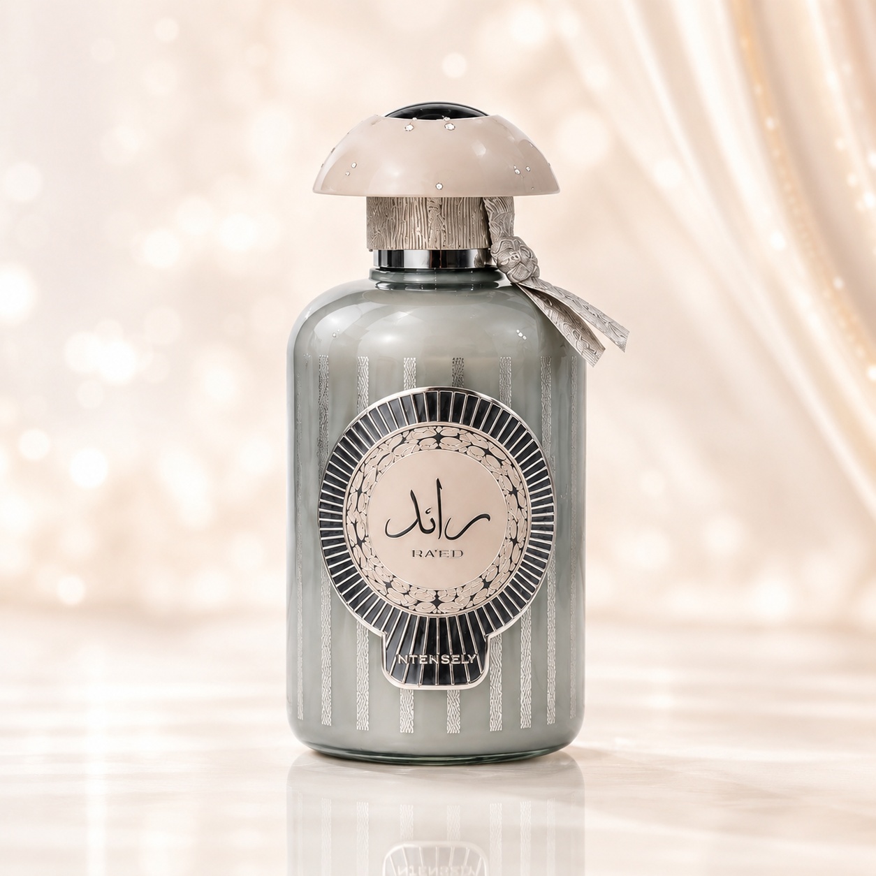 Flacon Lattafa Raed Intensely 100 ml parfum bărbătesc gri fumuriu cu ornament metalic și capac bej decorativ