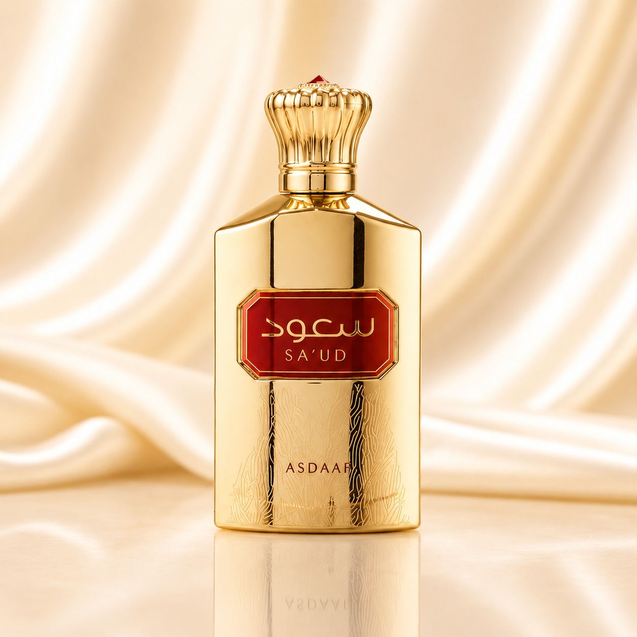 Sticlă parfum Lattafa Saud 100 ml aurie cu etichetă roșie și capac regal premium