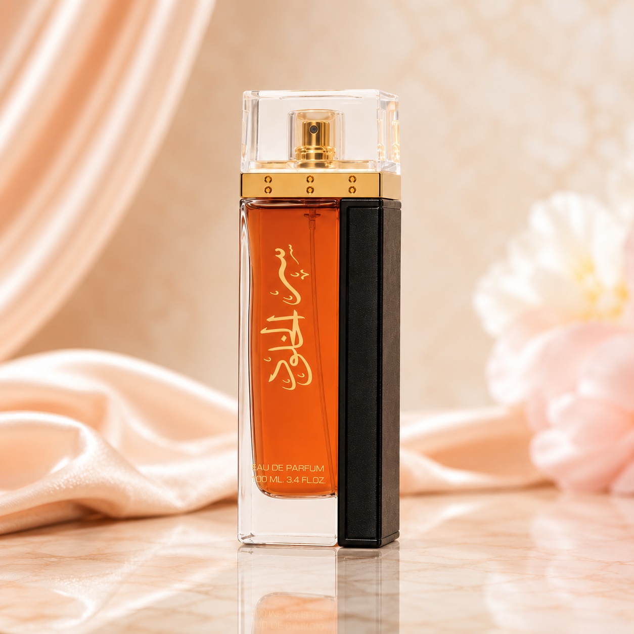 Sticlă parfum Lattafa Ser Al Khulood Brown 100 ml cu lichid ambrat, capac transparent și detalii aurii