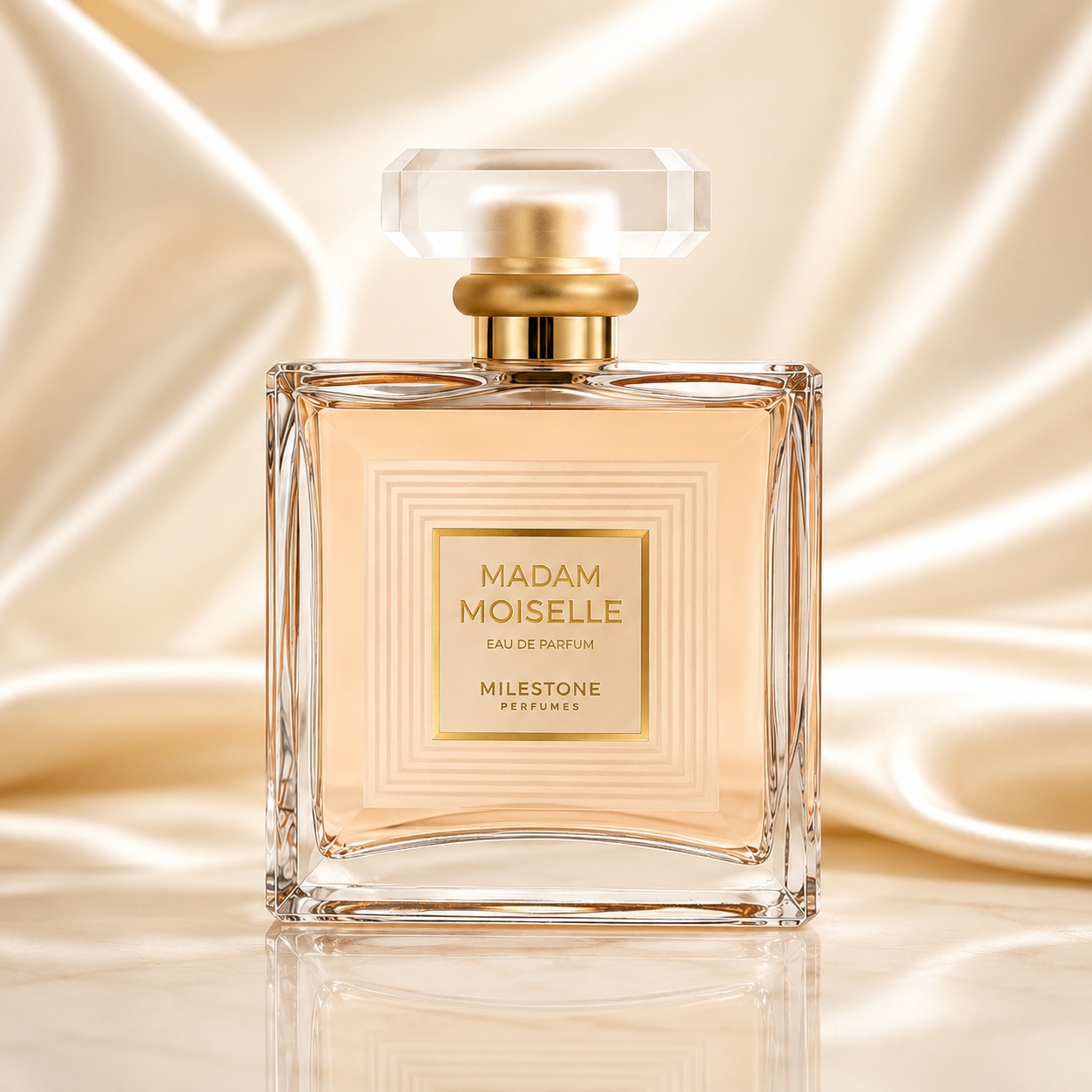 Sticlă parfum Milestone Madam Moiselle 100 ml cu capac transparent tip cristal, lichid piersică și detalii aurii elegante