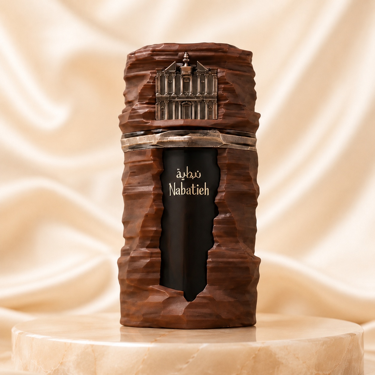 Sticlă parfum Nabatieh French Avenue 90 ml cu relief sculptural maro, inserție neagră și detaliu arhitectural metalic