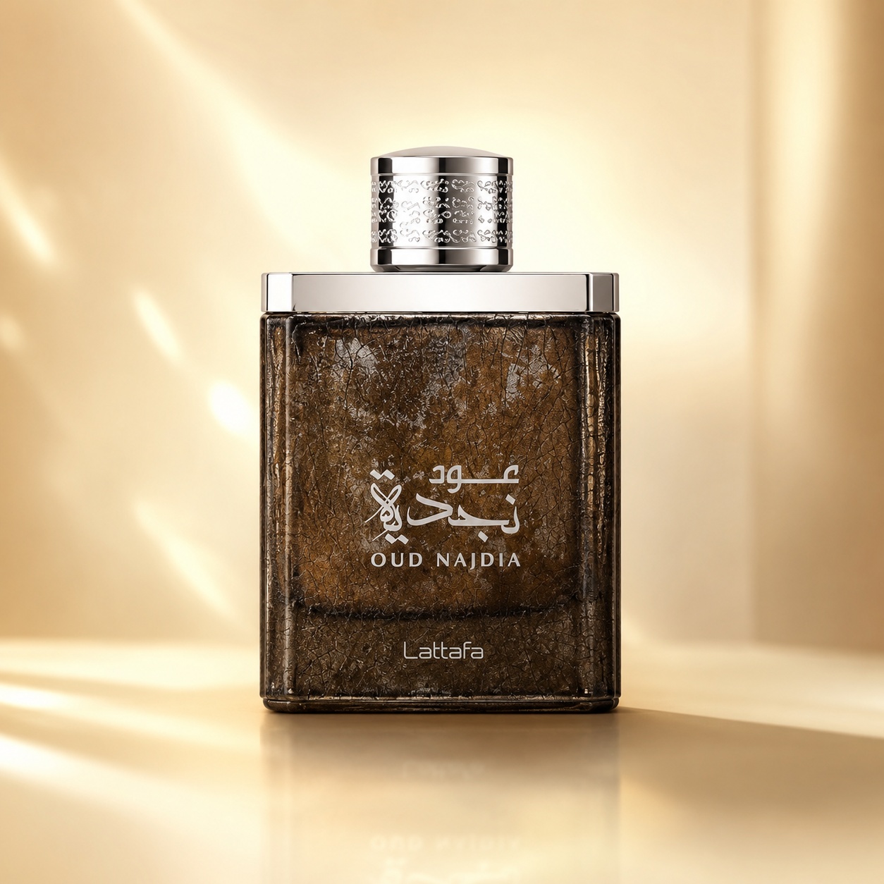 Sticlă parfum Najdia Oud Lattafa 100 ml maro fumuriu cu capac argintiu gravat și design oriental masculin