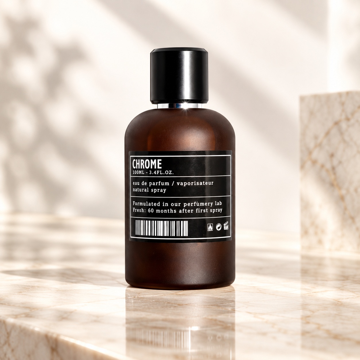 Flacon Chrome Aro-Fac parfum unisex 100 ml cu sticlă brună și capac negru minimalist