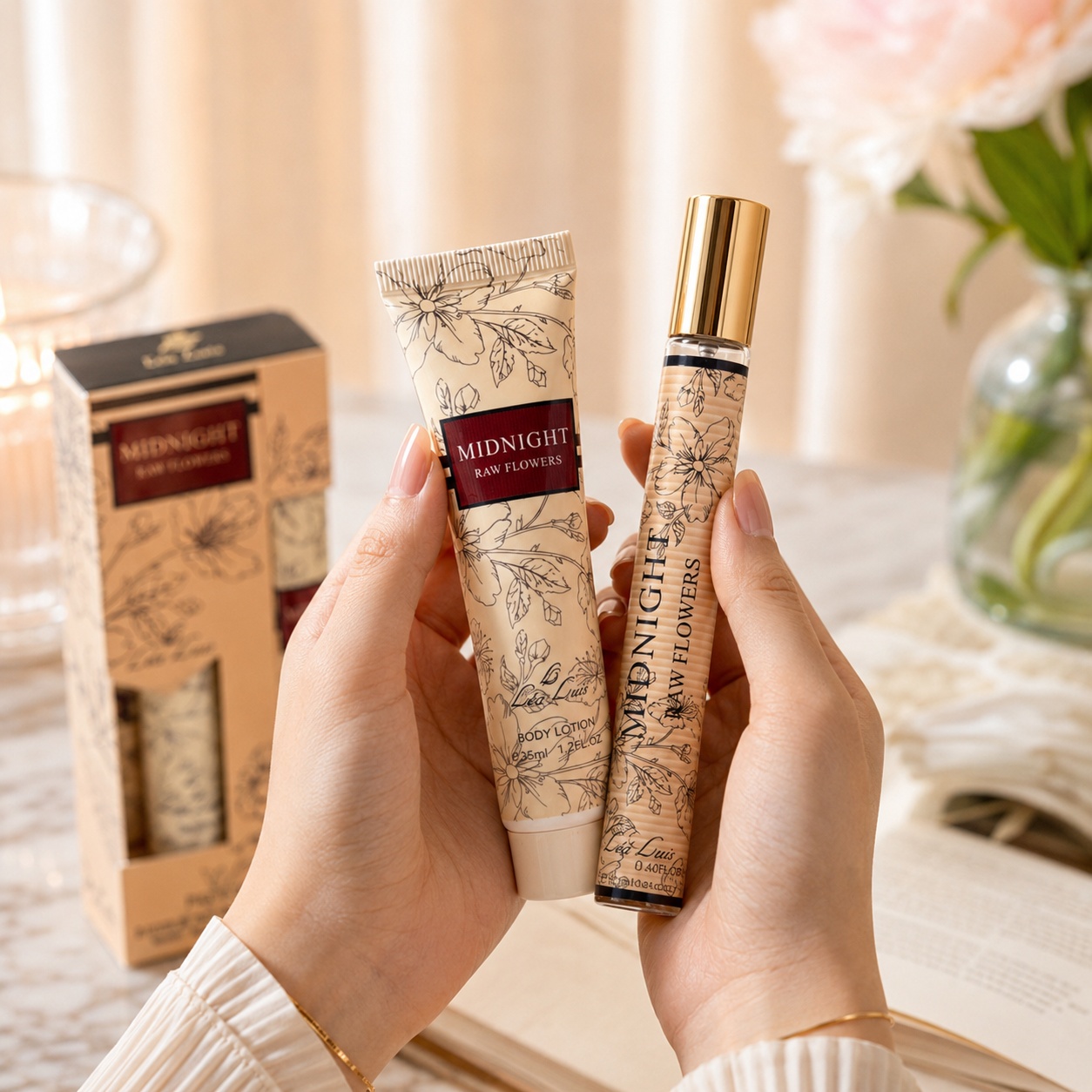 Set Midnight Raw Flowers cu apă de toaletă 35 ml și cremă de m&acirc;ini 35 ml, ideal pentru cadou
