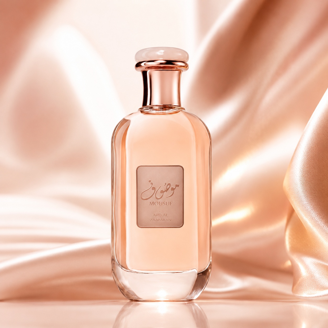 Sticlă parfum Ard Al Zaafaran Mousuf Daisy 100 ml pe fundal satinat premium