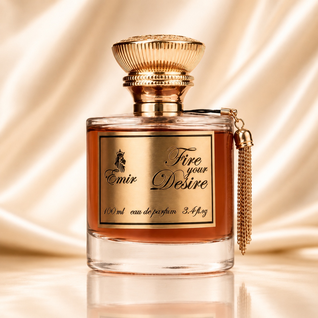 Flacon Emir Fire Your Desire 100 ml ambrat cu capac auriu texturat, etichetă aurie și pandantiv elegant