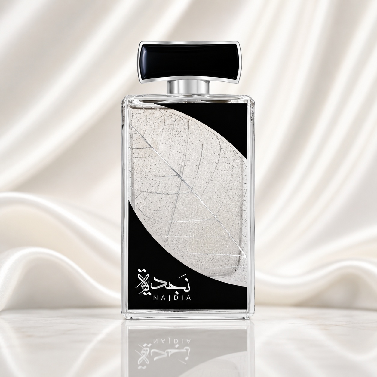 Flacon Lattafa Najdia 30 ml parfum bărbătesc fresh cu design negru argintiu și frunză decorativă