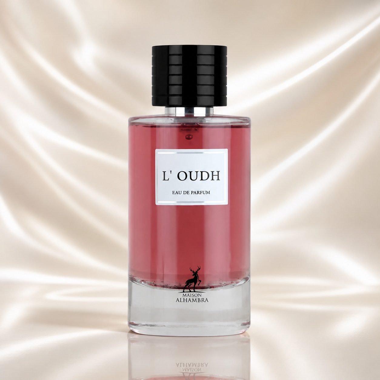 Sticlă parfum Alhambra L&rsquo;Oudh Maison Alhambra 100 ml pe fundal luminos premium