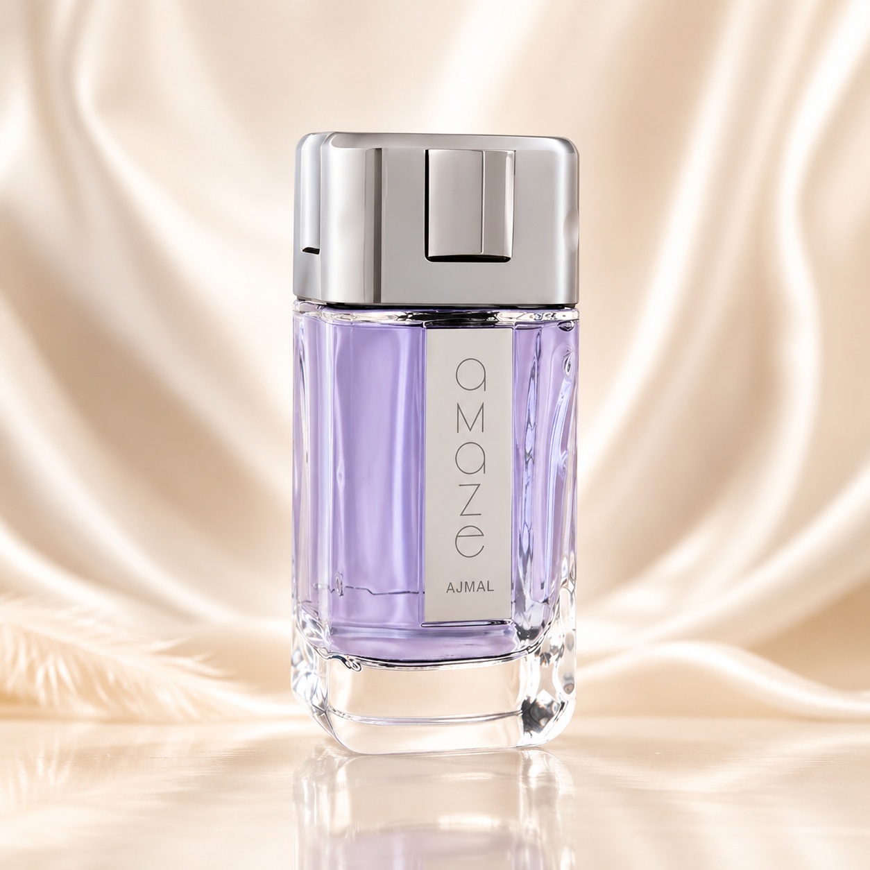 Flacon Ajmal Amaze Him 100 ml cu lichid bleu-lavandă și capac argintiu modern