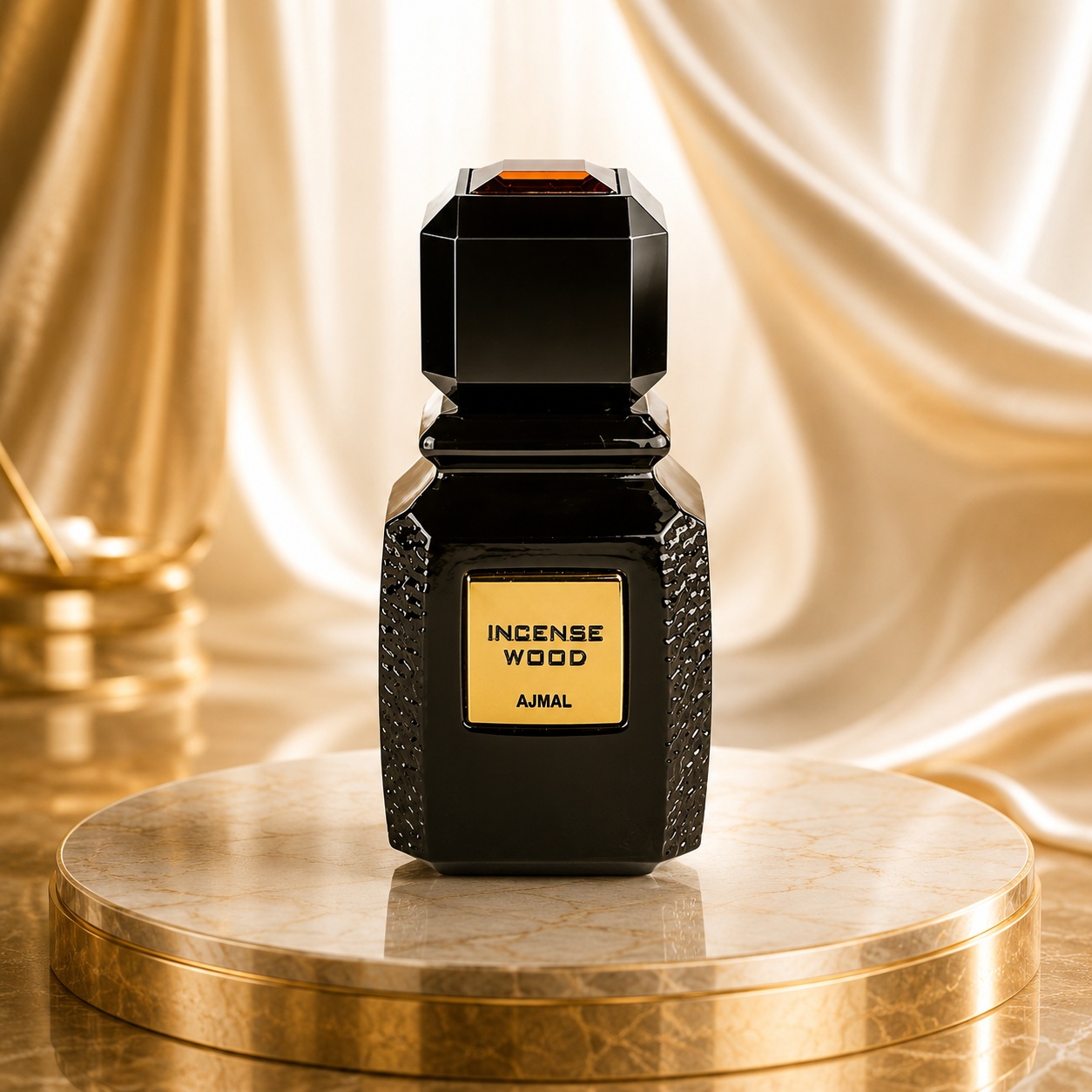 Flacon Ajmal Incense Wood 100 ml negru lucios cu capac geometric și etichetă aurie elegantă