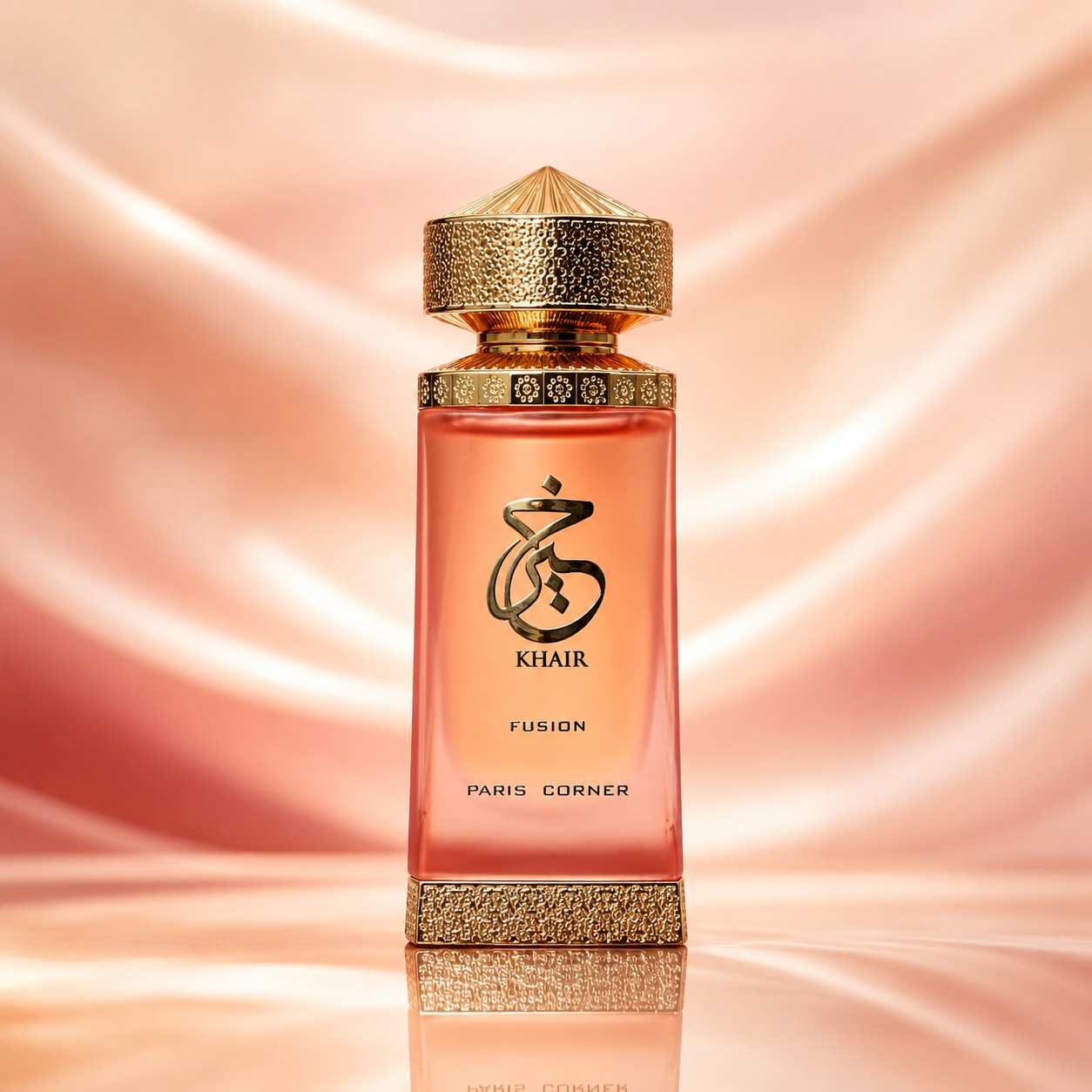 Flacon Khair Fusion Paris Corner cu sticlă corai piersică, logo auriu, capac conic auriu și bază decorativă premium