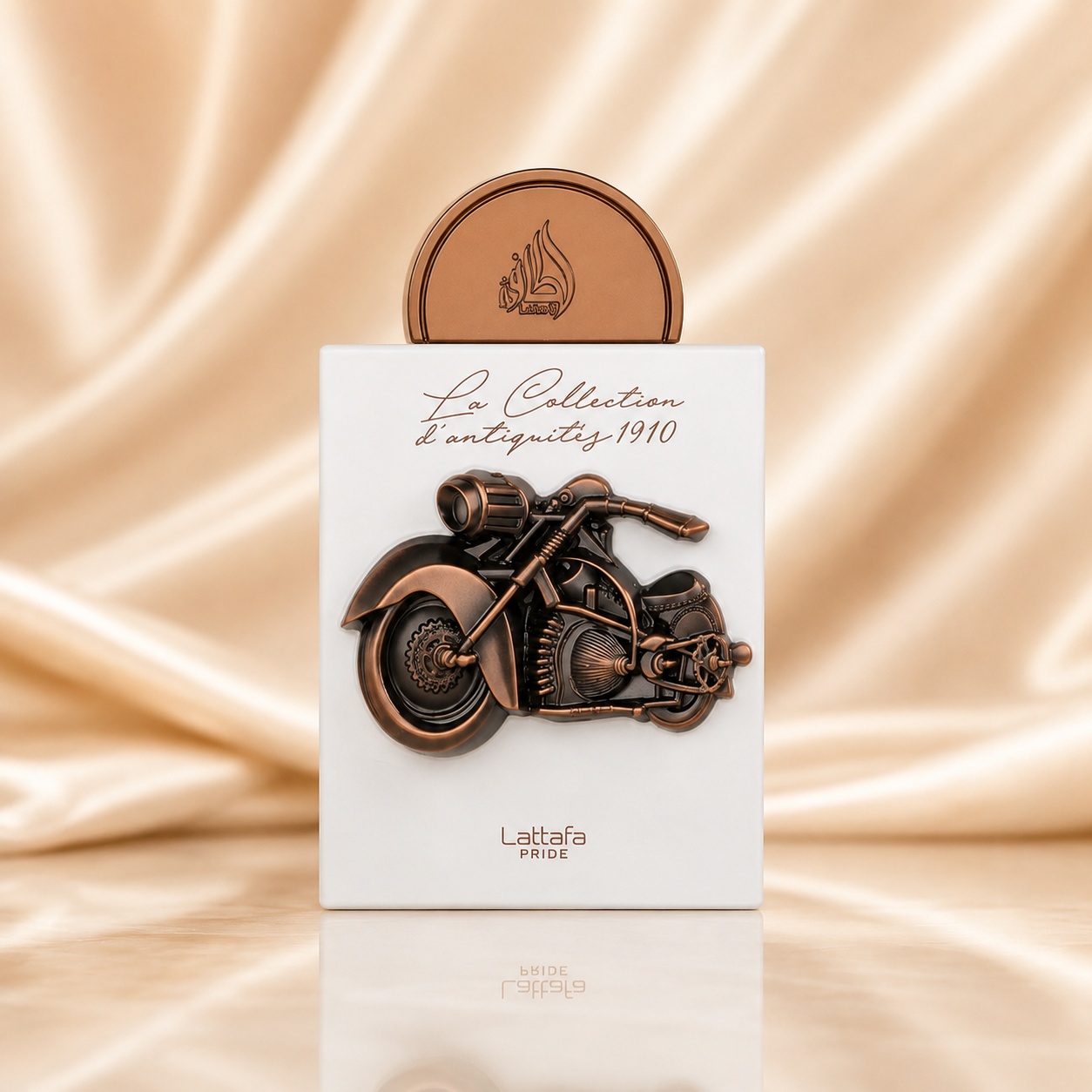 Flacon Lattafa Pride La Collection 1910 Bike 100 ml parfum damă alb cu motocicletă vintage bronz și capac elegant
