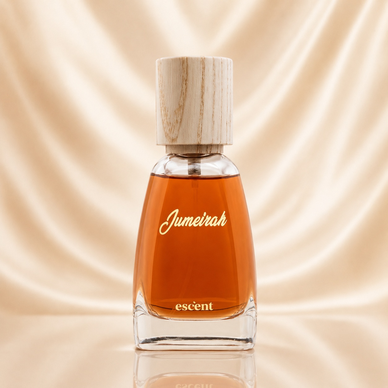 Flacon Escent Jumeirah 100 ml cu lichid ambrat și capac cu textură de lemn pe fundal satinat premium