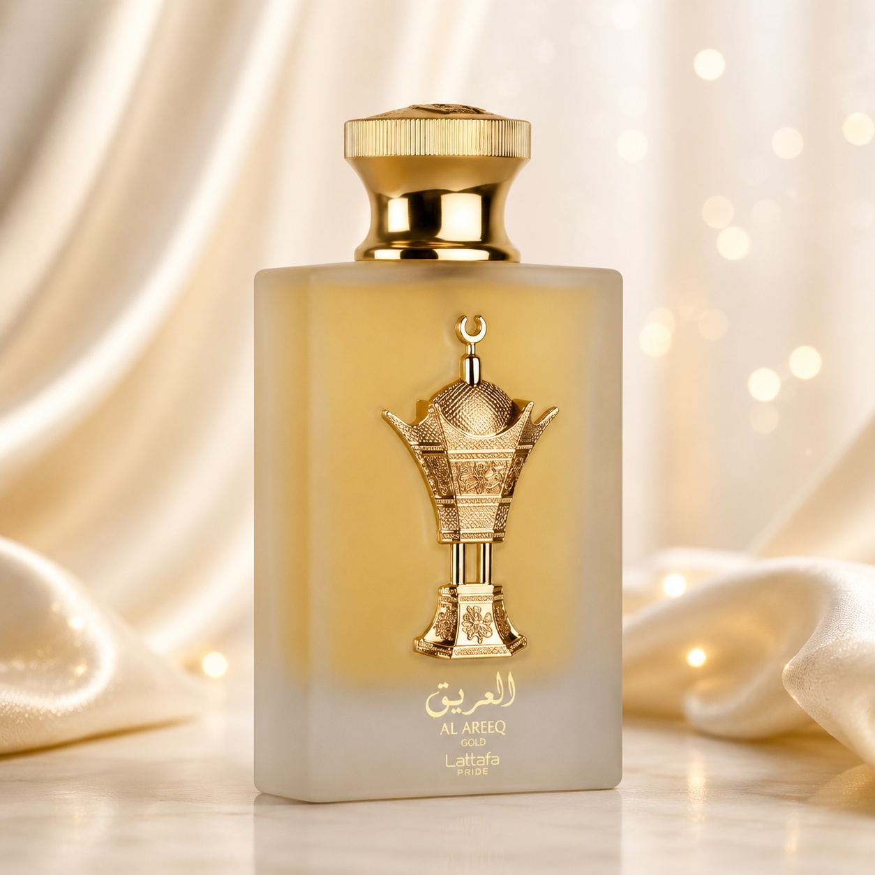 Flacon Lattafa Pride Al Areeq Gold 100 ml cu sticlă mată, capac auriu și emblemă orientală decorativă