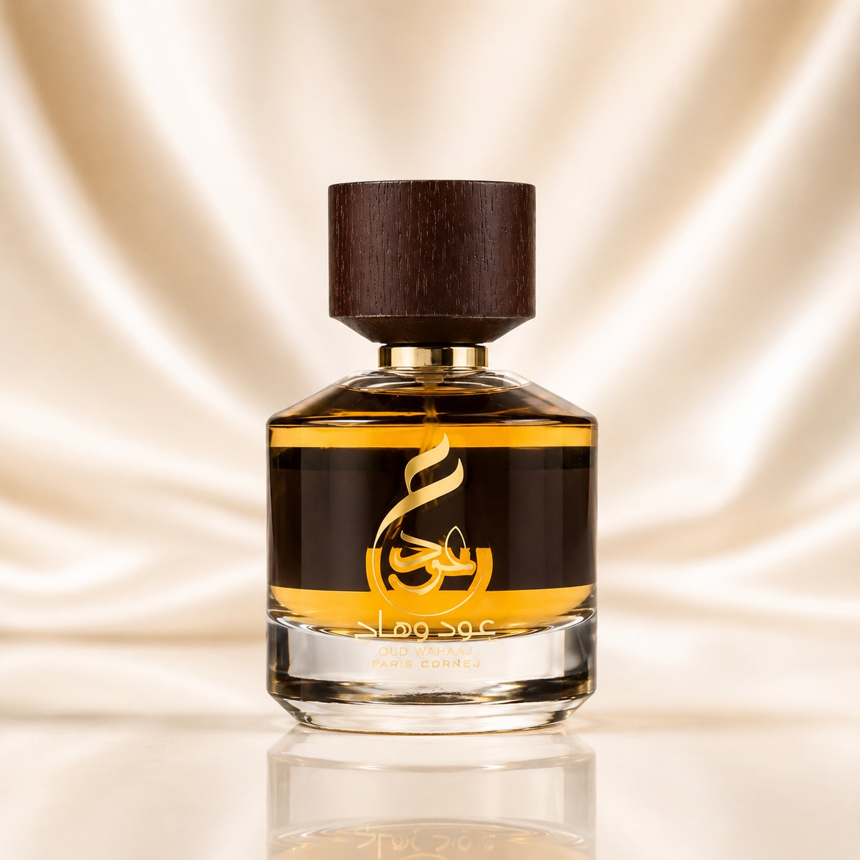 Sticlă parfum Oud Wahaaj Paris Corner 100 ml cu lichid ambrat capac lemnos și detalii aurii