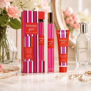 Set Tonny Girl 2x35 ml, Apă de Toaletă Damă 35 ml + Cremă de Mâini 35 ml, Aromă Proaspătă Floral Citrică și Fructată, Note de Floare de Măr, Mandarină, Camelie, Coacăze Negre, Lămâie, Caprifoi, Grapefruit, Trandafir, Crin, Mentă, Violetă, Magnolie, Iasomi