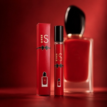 Parfum IS 35 ml, Apă de Parfum Damă, Aromă Fructată Florală, Dulce și Vanilată, Format Compact, Note de Pară, Coacăze Negre, Piper Roz, Grapefruit, Ananas, Trandafir, Iasomie, Vanilie, Cedru, Paciuli și Lemn Ambrat