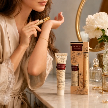 Set Midnight Raw Flowers 2x35 ml, Apă de Toaletă Damă 35 ml + Cremă de Mâini Body Lotion 35 ml, Aromă Floral Fructată, Dulce și Moscată, Note de Coacăze Negre, Rodie, Iasomie de Noapte, Bujor, Mosc Alb și Vanilie - Img 2