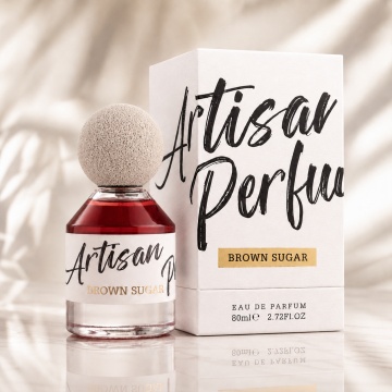 Parfum Arăbesc Artisan Perfumery Brown Sugar Fragrance World 80 ml, Apă de Parfum Unisex, Damă și Bărbat, Aromă Gurmand Dulce cu Caramel, Fructe Dulci, Zahăr, Praline, Flori Albe, Tonka, Ambră, Mosc și Vanilie